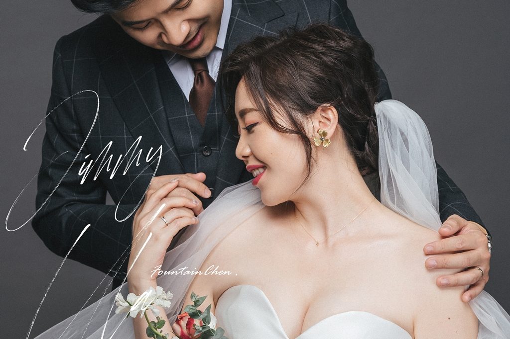 Jimmy Ula 輕婚紗 自助婚紗 自主婚紗 台北婚紗 婚紗攝影 EW 台北婚紗推薦 台北婚攝 婚紗推薦 西裝 典雅 韓式捧花 自然系捧花 歐美捧花 玫瑰 類婚紗 婚攝 婚攝湧泉 湧泉攝影 美式婚紗 美式婚紗色調 時尚感 生活感婚紗 自然互動 故事婚紗 窗光 概念婚紗 白紗 露腿白紗 露腿禮服 黑白 絕美 靜謐 歡笑 韓式婚紗 時尚感 寧靜感 婚紗棚拍 可愛 極簡 有愛 韓式短頭紗 頭紗 Aura Fleur 歐菈花草實驗室 JillBridal 吉兒法式手工婚紗