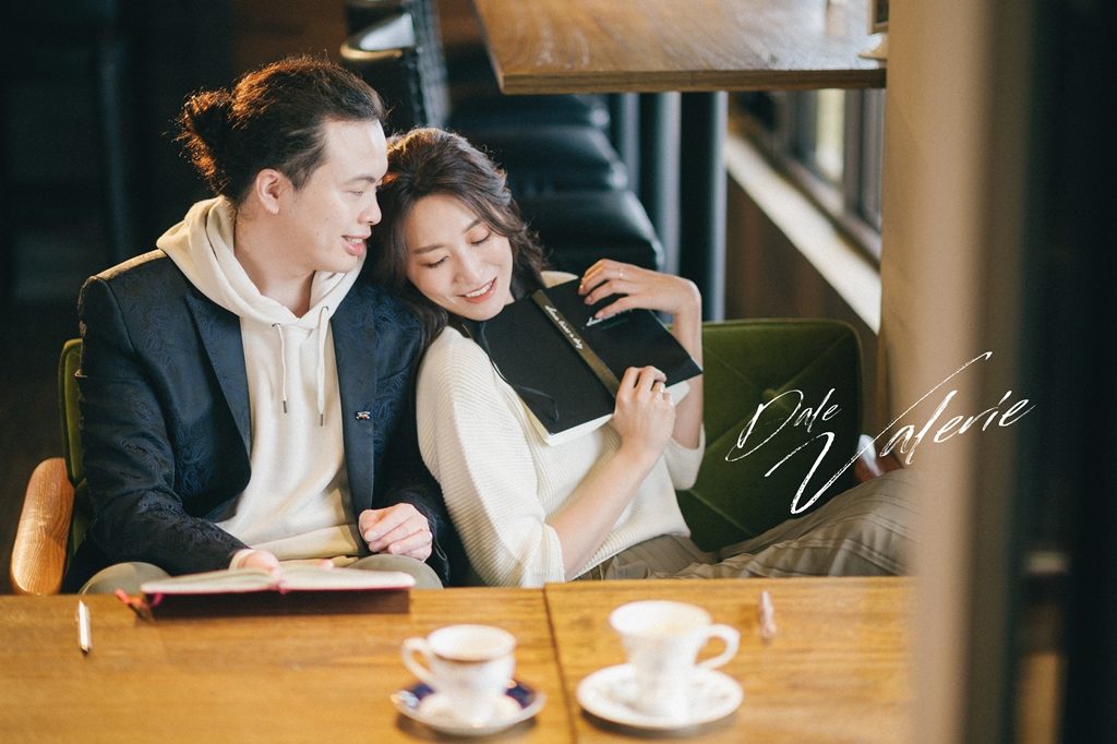 自助婚紗 台北婚紗 婚紗攝影 EW 台北婚紗推薦 台北婚攝 婚紗推薦 婚紗棚拍 典雅 歐美捧花 韓系捧花 自然系捧花 類婚紗 咖啡廳婚紗 婚攝 湧泉攝影 美式婚紗 日系婚紗 美式婚禮色調 生活感婚紗 自然互動 故事婚紗 概念婚紗 情侶寫真 白紗 黑白 柔美 靜謐 韓式婚紗 寧靜感 可愛 窗光 極簡 有愛 清新 雨天婚紗 撐傘 散景 大光圈 咖啡店 Queen's Time 好時光 Ethereal Studio