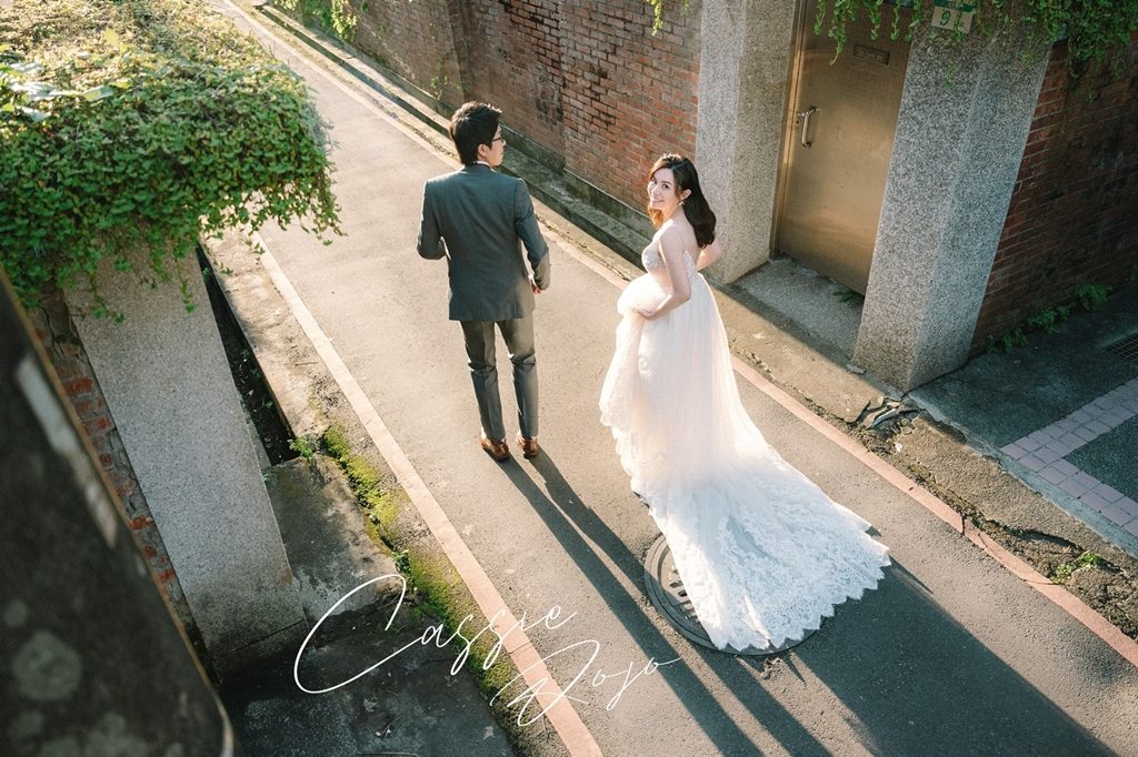 眷村婚紗 F&P studio 自助婚紗 台北婚紗 EW 台北婚紗推薦 台北婚攝 婚紗推薦 婚紗棚拍 婚紗外拍 典雅 韓系捧花 自然系捧花 類婚紗 眷村 化南新村 紅磚牆 婚攝 湧泉攝影 美式婚紗 日系婚紗 美式婚禮色調 生活感婚紗 自然互動 故事婚紗 概念婚紗 情侶寫真 韓式婚紗 白紗 黑白 柔美 靜謐 寧靜感 可愛 窗光 極簡 有愛 河堤 清新 晴天 夕陽 逆光 散景 光影 大光圈 髮絲 放髮 JillBridal 吉兒法式手工婚紗 芝迷花藝 JMe