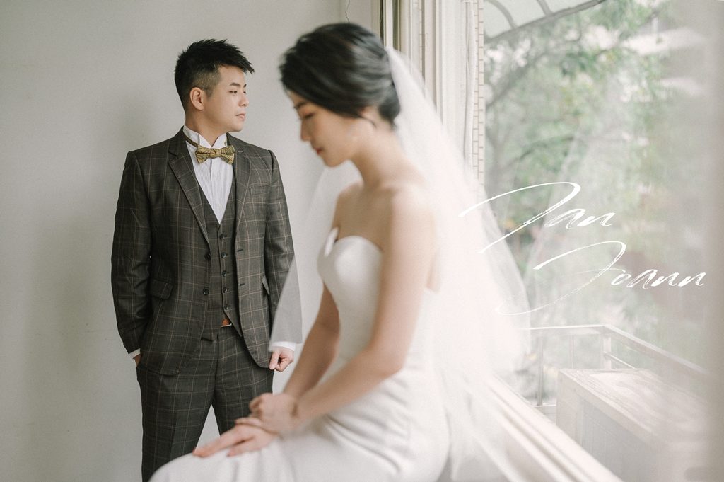 自助婚紗 自主婚紗 first look 擁抱 台北婚紗 EW 台北婚紗推薦 台北婚攝 婚紗推薦 婚紗棚拍 典雅 歐式捧花 韓系捧花 自然系捧花 類婚紗 婚攝 婚攝湧泉 湧泉攝影 美式婚紗 日系婚紗 美式婚禮色調 生活感婚紗 輕婚紗 輕寫真 自然互動 故事婚紗 白紗 黑白 柔美 靜謐 韓式婚紗 寧靜感 樹影 可愛 窗光 極簡 有愛 清新 晴天 散景 大光圈 TrueLace 真我婚紗 椅子 包柏頭