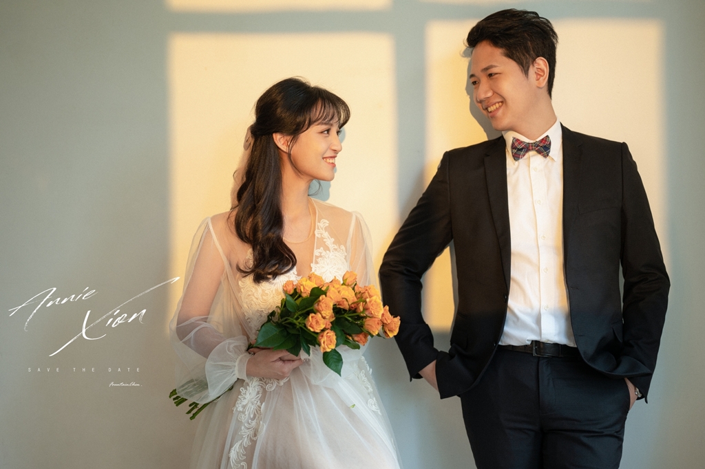 自助婚紗 自主婚紗 擁抱 台北婚紗 EW 台北婚紗推薦 台北婚攝 婚紗推薦 婚紗棚拍 典雅 歐式捧花 韓系捧花 自然系捧花 類婚紗 婚攝 婚攝湧泉 湧泉攝影 美式婚紗 美式婚禮 生活感婚紗 輕婚紗 輕寫真 自然互動 故事婚紗 概念婚紗 白紗 黑白 柔美 靜謐 韓式婚紗 寧靜感 可愛 窗光 光影 庭園玫瑰 極簡 有愛 清新 晴天 yoko 大光圈 骨董椅 Dear You Bridal