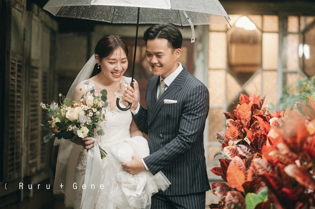 約會婚紗 自助婚紗 自主婚紗 擁抱 台北婚紗 EW 台北婚紗推薦 台北婚攝 婚紗推薦 婚紗外拍 典雅 木造建築 歐式捧花 日式建築 青田七六 馬延英故居 韓式捧花 自然系捧花 類婚紗 婚攝 湧泉攝影 雨天婚紗 雨中婚紗 撐傘 牽手 白紗 散景 淺景深 輕寫真 輕婚紗 美式婚紗 美式婚紗色調 生活感婚紗 自然互動 故事婚紗 黑白 歡笑 韓系 雜誌感 電影感 寧靜感 外拍 可愛 極簡 有愛 浪漫 髮絲 清新