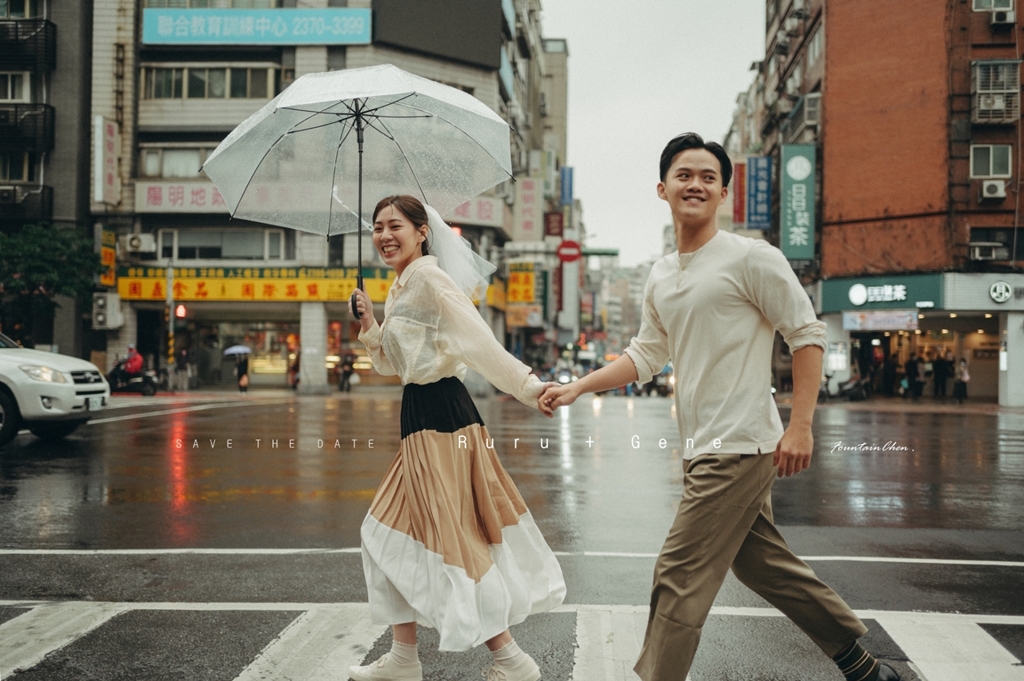 自助婚紗 約會婚紗 街拍 街拍婚紗 婚紗 時裝婚紗 雨天婚紗 雨中婚紗 便服婚紗 情侶寫真 輕婚紗 輕寫真 牽手 電影感 雜誌感 台北婚紗推薦 台北婚攝 婚紗推薦 婚紗外拍 典雅 類婚紗 婚攝 湧泉攝影 美式婚紗 生活感婚紗 自然互動 故事婚紗 黑白 頭紗 時尚感 雜誌風 韓式婚紗 寧靜感 可愛 有愛 清新 雨天 散景 大光圈 寫真 拍攝 羅斯福路 寧波西街口