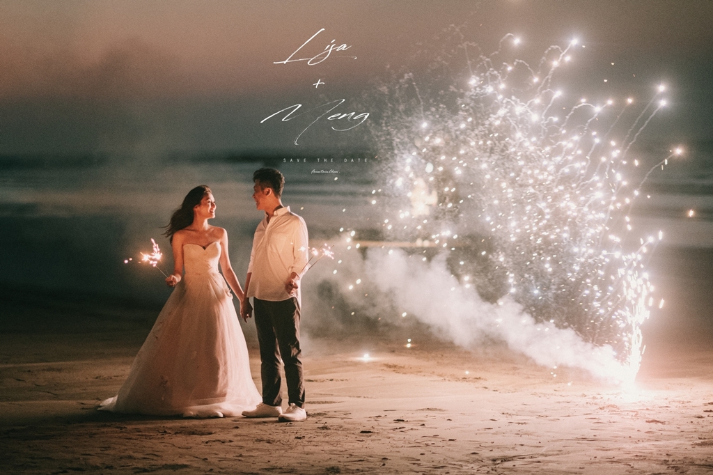 約會婚紗 沙崙海灘 FountainChen Photography 湧泉攝影 Aura 歐菈花草實驗 晴天婚紗 草地 藍天 牽手 棚拍 奔跑 淡水 沙崙 歐式捧花 自然系捧花 新娘捧花 白紗 光影 散景 淺景深 自助婚紗 自主婚紗 婚紗 推薦 台北婚紗 輕寫真 輕婚紗 EW 台北婚攝 類婚紗 婚攝 湧泉攝影 美式婚紗 美式婚紗色調 生活感婚紗 自然互動 故事婚紗 黑白 絕美 歡笑 韓系 雜誌感 電影感 外拍 可愛 極簡 有愛 浪漫 海邊 海灘 散步 放髮 髮絲 擁抱 夕陽 日落 逆光 奔跑 黃昏 truelace 真我 清新 仙女棒 放髮