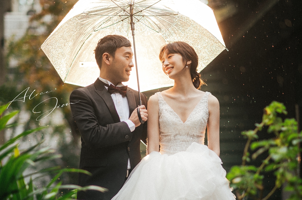 自助婚紗 自主婚紗 李國鼎故居 台北婚紗 EW 台北婚紗推薦 台北婚攝 婚紗推薦 婚紗外拍 婚紗棚拍 懷舊 日式建築 老屋 韓式小捧花 鬱金香 類婚紗 婚攝 湧泉攝影 雨天婚紗 雨中婚紗 撐傘 牽手 白紗 散景 淺景深 輕寫真 輕婚紗 美式婚紗 生活感婚紗 自然互動 故事婚紗 黑白 歡笑 韓系 雜誌感 電影感 寧靜感 外拍 可愛 有愛 浪漫 清新 雨中漫步 散步 Cheri